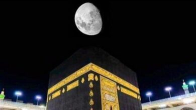 Photo of The moon perpendicular to the Kaaba today