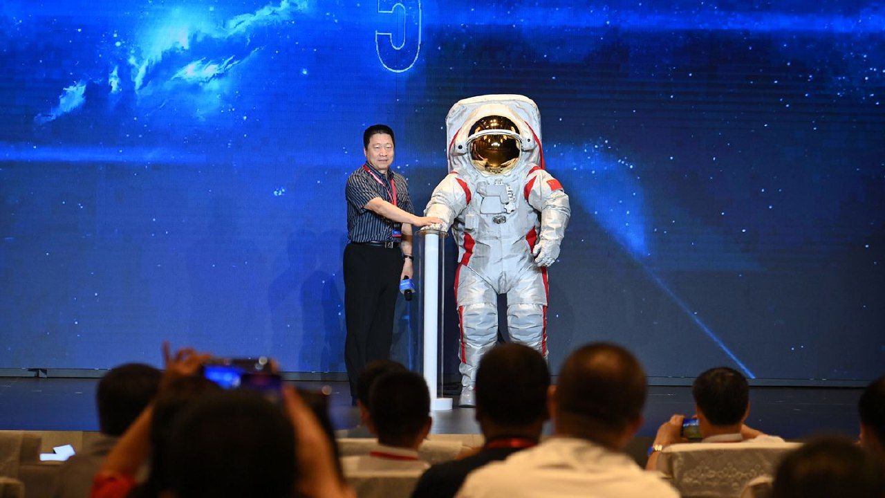 China unveils new spacesuit for 2030 moon landing mission - Shia Waves