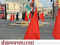 تصویر فرياد “هیهات من الذلة” بحرینی‌ها در اعتراض به اهانت به پرچم امام حسین علیه السلام