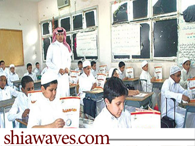 تصویر توزیع کتاب ضد شیعی در مدارس عربستان