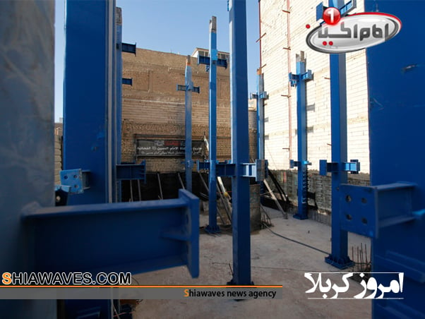 تصویر نصب ستون های ساختمان حسینیه و استودیو شبکه جهانی امام حسین علیه السلام
