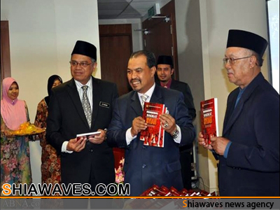 تصویر توزیع کتاب ضد شیعی در مساجد مالزی
