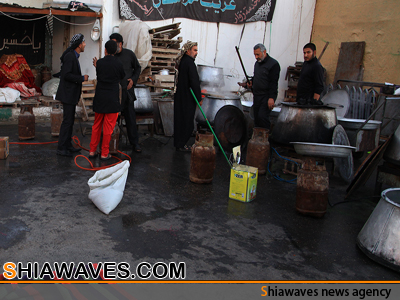 تصویر توزیع نفت و گاز بین دستجات های حسینی در استان واسط عراق