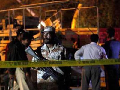 تصویر انفجار تروریستی در مقابل حسینیه شیعیان کراچی
