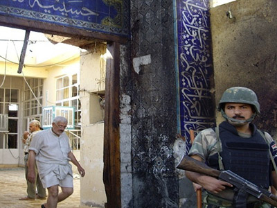 تصویر انفجار تروریستی در بین نمازگزاران یک مسجد شیعی در مرکز بغداد