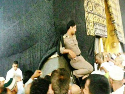 تصویر توهین پلیس سعودی به کعبه و خشم کاربران اینترنتی