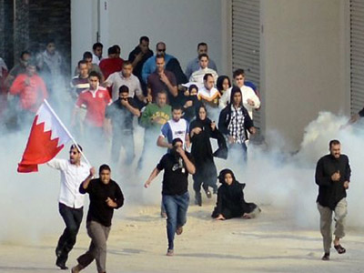 تصویر تداوم حمله با گازهای سمی به خانه شیعیان بحرین