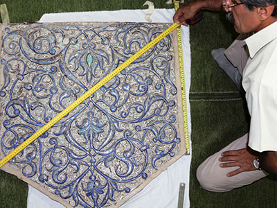 تصویر ترمیم كتيبه محراب 800 ساله در حرم مطهر علوی