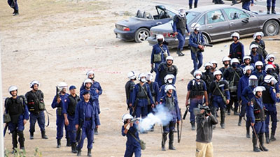 تصویر ادامه ی سرکوب تظاهراتِ مسالمت آمیز شیعیانِ بحرین