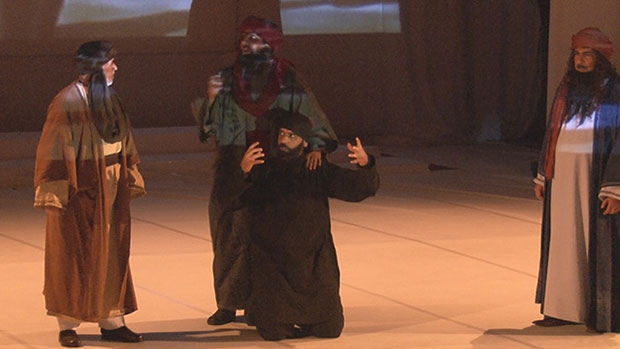تصویر برگزاری تئاتری با موضوع سیره پیامبر اکرم صلی الله علیه وآله در کربلای معلی