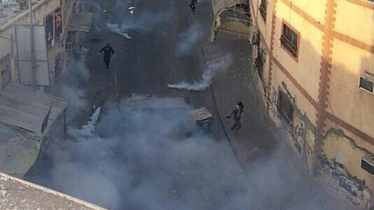 تصویر حمله باگازهای سمی به تظاهر کننده گان بحرینی