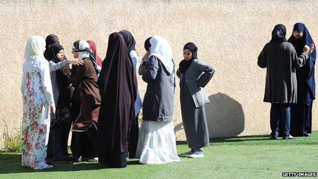 تصویر خشم مسلمانان فرانسه در پی ممانعت مسئولان یک مدرسه از ورود یک دختر مسلمان