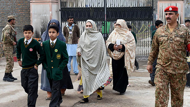 تصویر بازداشت ۴۳مربی افراطی مدارس ، در پنجاب پاکستان