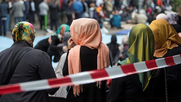 تصویر حمله ی دو زن نژادپرست به یک زن مسلمان در لندن