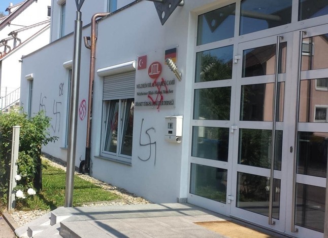 تصویر حمله نژادپرستان به مسجدی در جنوب آلمان