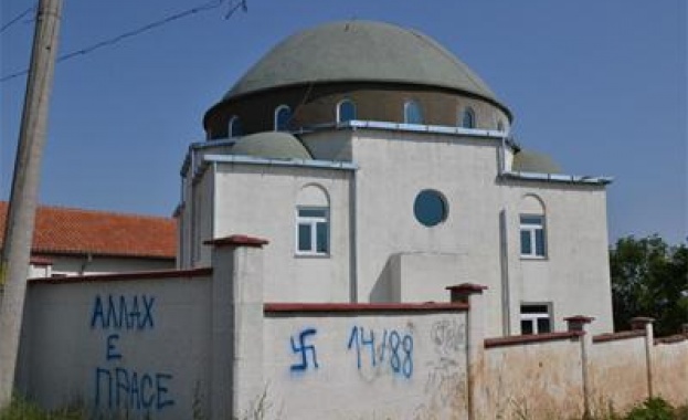تصویر حمله و جسارت اسلام ستیزان به مسجدی در بلغارستان