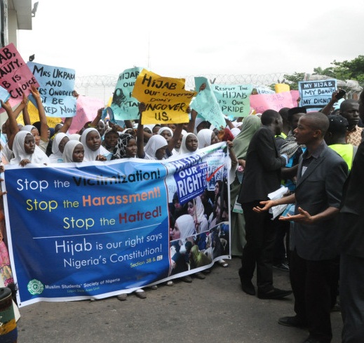 تصویر مخالفت مسلمانان  با ممنوعیت حجاب ،  در نیجریه