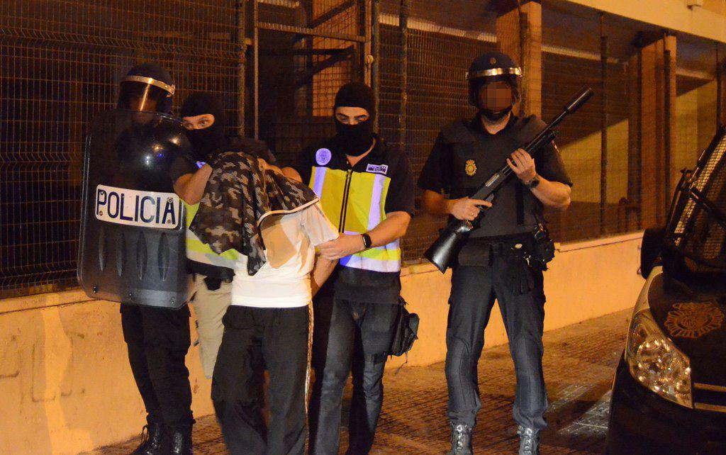 تصویر بازداشت فرد مظنون به جذب زنان برای داعش در اسپانیا