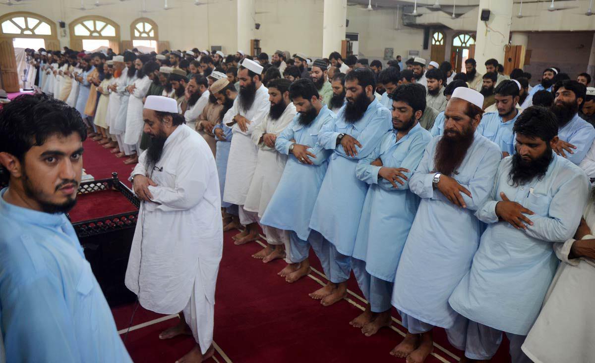 تصویر اجبار مردم به خواندن نماز میت غیابی برای ملاعمر ، توسط طالبان