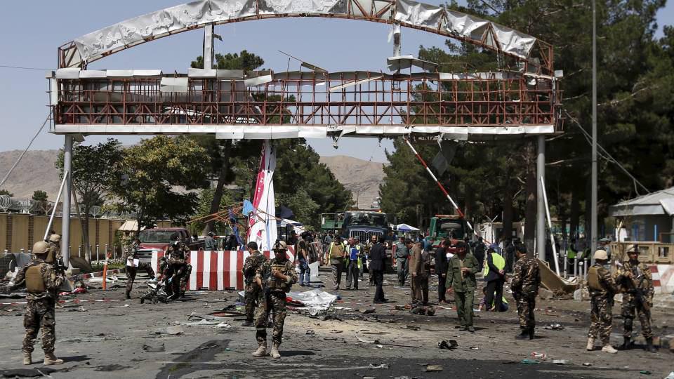 تصویر انفجار مهیب در ورودی فرودگاه کابل