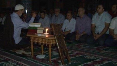 تصویر اعتراض شيعيان به قطع برق عمدى مسجد امام علی(ع) استانبول