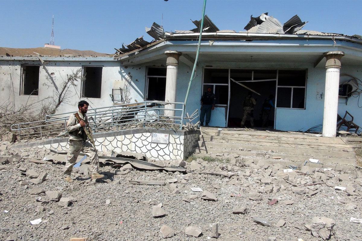 تصویر کشته شدن ۱۷ نظامی افغان در حملات طالبان