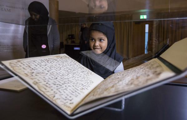 تصویر نمایش عمومی نسخه ی قدیمی قرآن، در دانشگاه «بیرمنگام» انگلیس