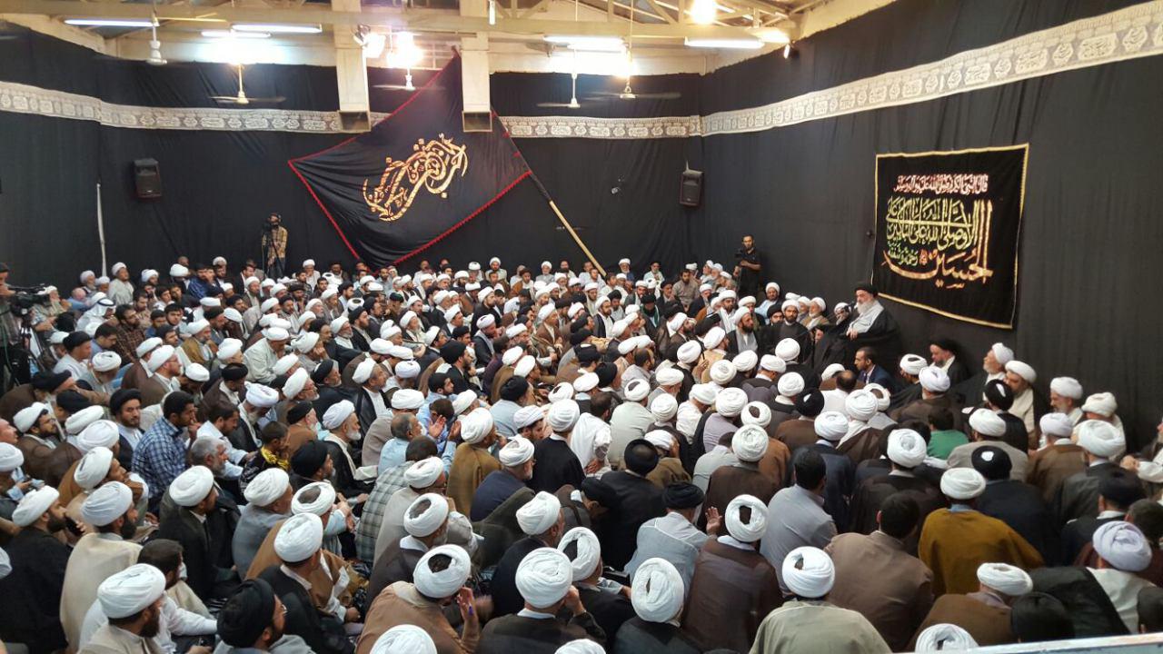 تصویر گردهمایی بزرگ مبلغان در بیت آیت الله العظمی شیرازی در آستانه ماه محرم