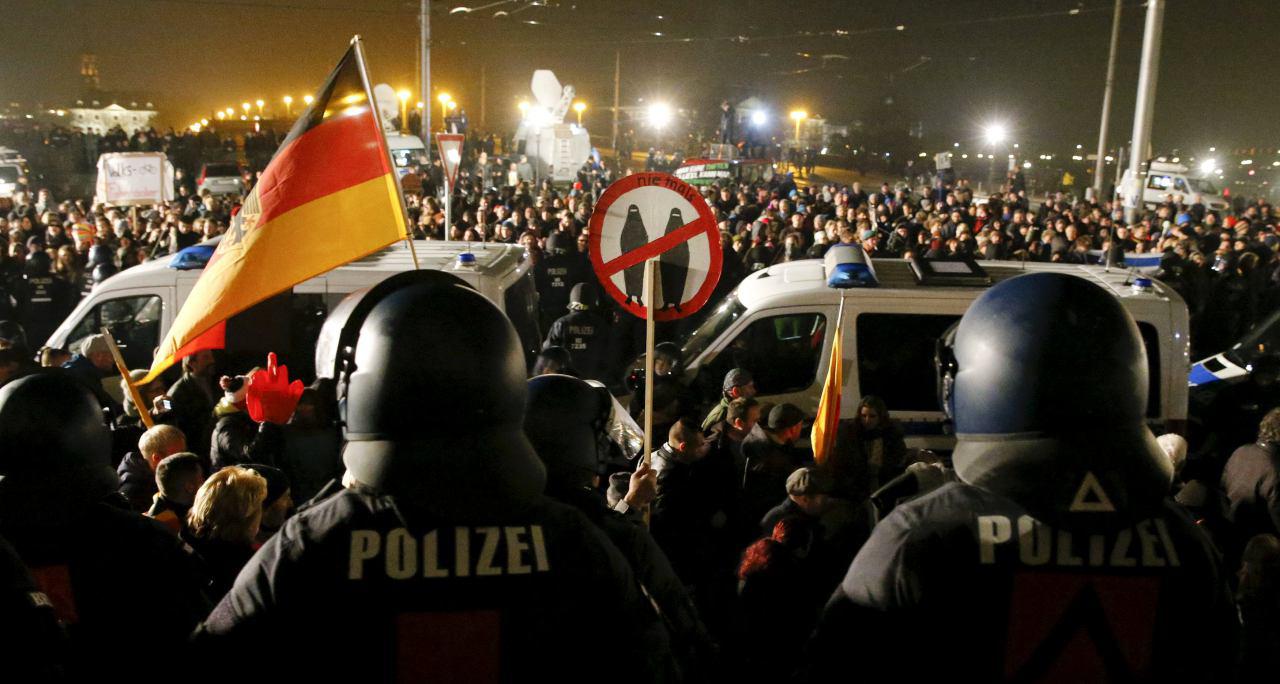 تصویر درگیری هواداران و مخالفان جنبش ضد اسلامی پگیدا ، در آلمان