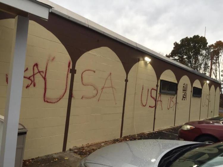 تصویر انتشار پیام صلح؛ واکنش مسلمانان، در برابر اقدام نژادپرستان به هتک حرمت مسجدی در آمریکا