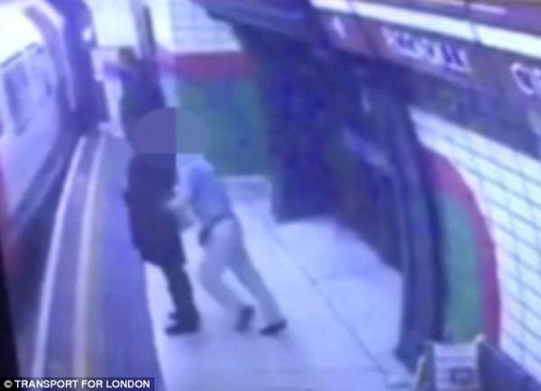 تصویر حمله ی مردی انگلیسی به زنی مسلمان، در متروی لندن