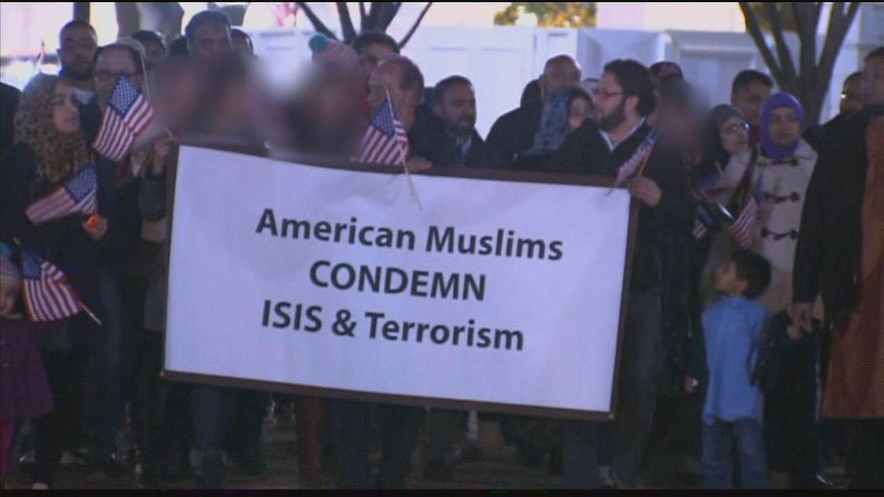 تصویر تجمع مسلمانان آمریکا در مقابل کاخ سفید، برای محکومیت افراط گرایی و تروریسم