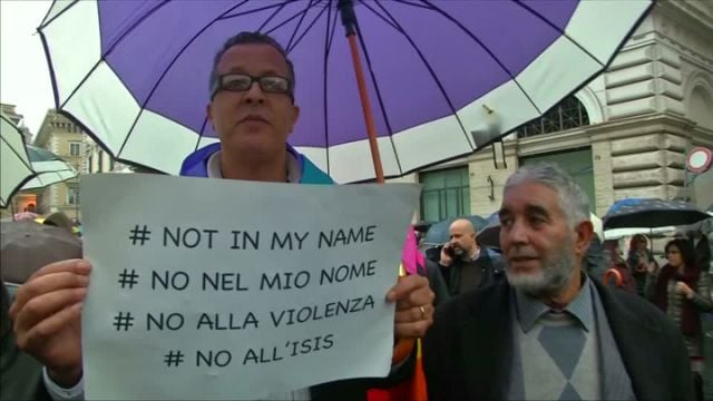 تصویر تظاهرات ضدداعش مسلمانان ایتالیا با پیام: قرآن ضد خشونت است