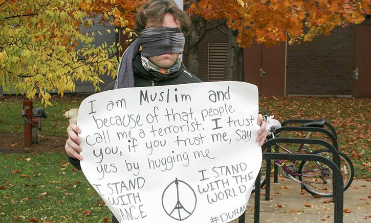 تصویر اقدام نمادین دانشجوی مسلمان برای مقابله با اسلام‌ ستیزی در آمریکا