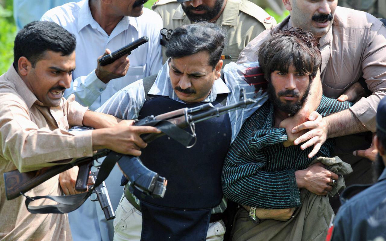 تصویر بازداشت ١٦  فرد مظنون به فعالیت های تروريستی، در پاكستان