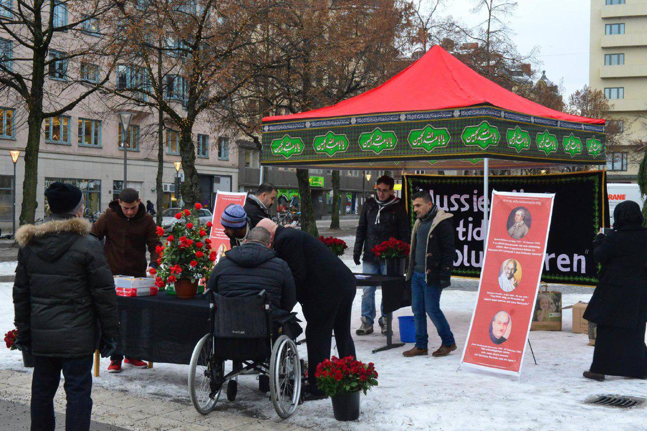 تصویر تلاش جوانان سوئدی برای معرفی امام حسین علیه السلام، در ایام اربعین
