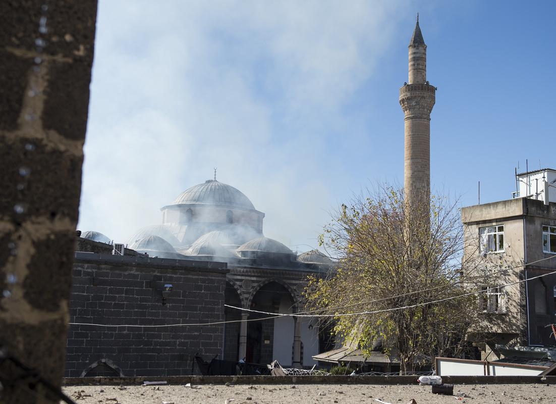 تصویر به آتش کشیده شدن مسجد فاتح‌ پاشا در دیاربکر ترکیه