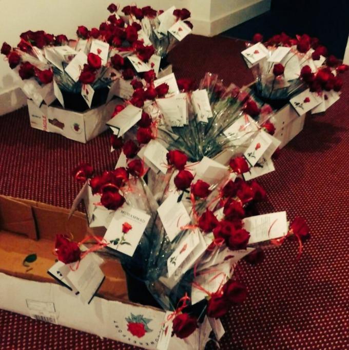 تصویر تبلیغ اسلام و گسترش پیام عشق و صلحِ، با توزیع شاخه‌های گل، در انگلیس