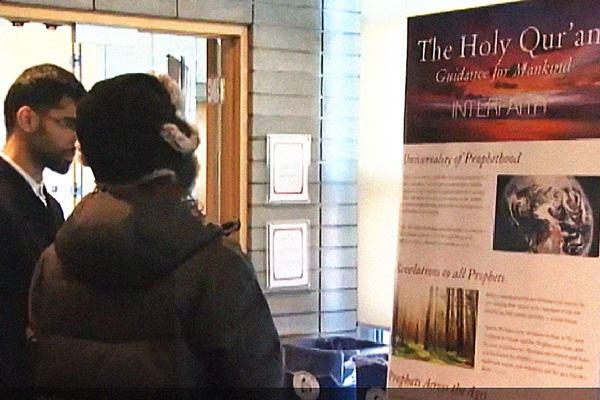 تصویر برنامه آشنایی غیرمسلمانان با قرآن، در کتابخانه ای در کانادا