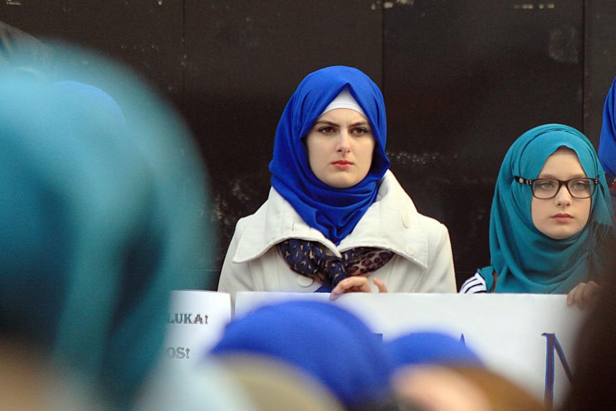 تصویر تظاهرات در بوسنى عليه ممنوعيت حجاب
