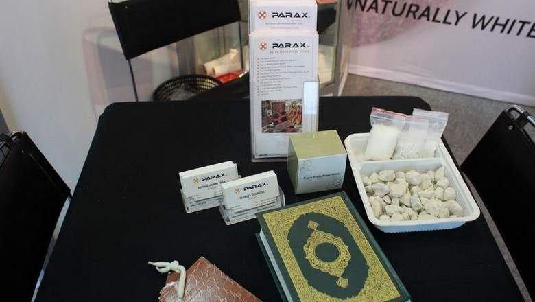 تصویر نمایش نخستین قرآن ساخته‌ شده از سنگ در امارات