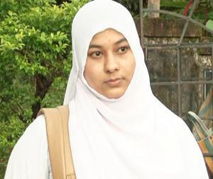 تصویر برداشتن اجباری حجاب دانش آموزان دختر در جلسه امتحان