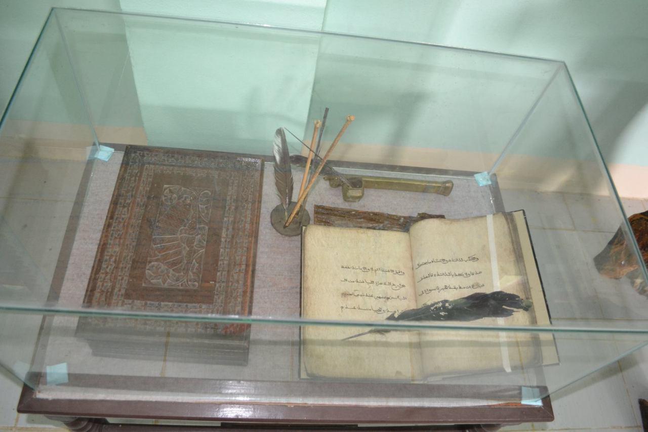 تصویر جمع‌آوری نسخه‌های قدیمی قرآن در تایلند