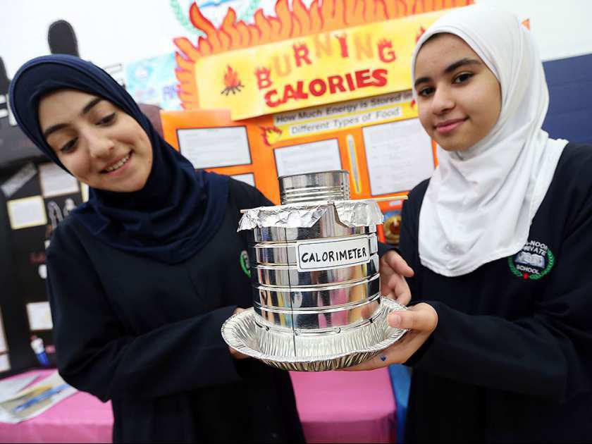 تصویر استقبال از نمایشگاه پروژه‌های علمی دانش آموزان مسلمان در انگلستان