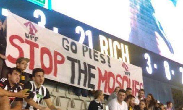 تصویر واکنش ها به نصب بنر ضد اسلامی در جريان يك بازی فوتبال در استرالیا