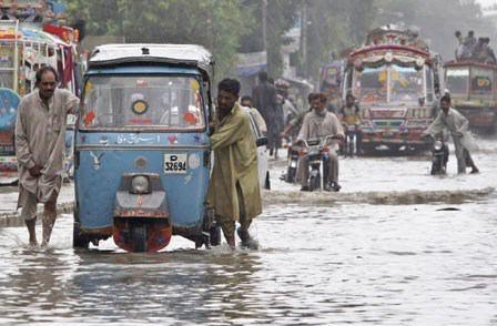 تصویر بارش شدید باران و فروریختن ساختمان‌ها در پاكستان