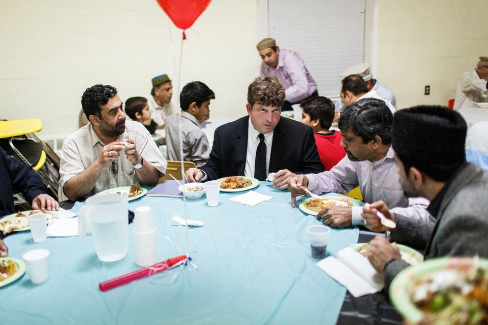 تصویر دعوت مسلمانان آمریکا از يک اسلام ستيز به سفره افطارى
