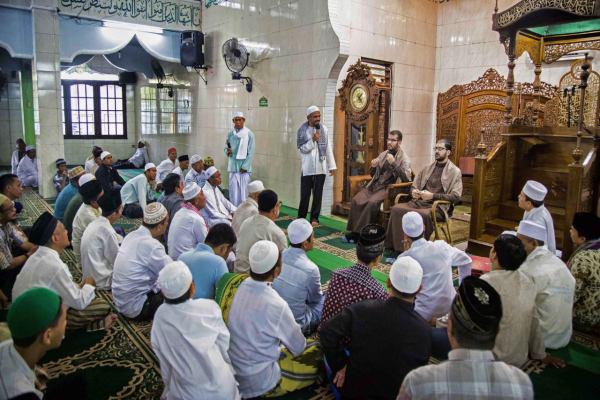 تصویر استقبال مسلمانان اندونزی از محافل قرآنی آستان مقدس حسینی در ماه رمضان عظيم