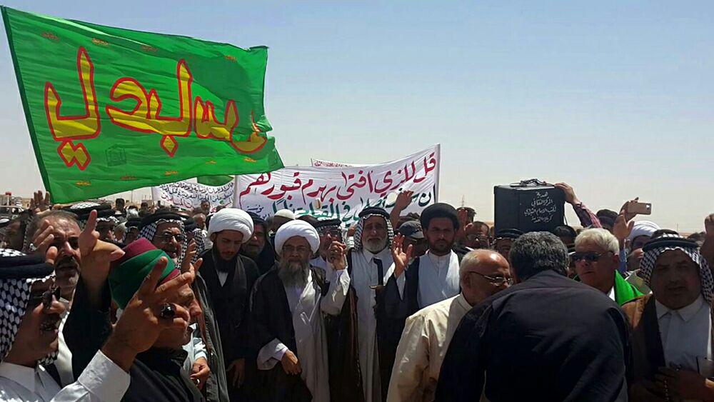 تصویر گزارش تصویری : حضور شیعیان در نزدیکترین نقطه مرزی کشور عراق و عربستان، در اعتراض به تخریب قبرستان بقیع