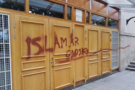 تصویر حمله اسلام ستيزان به مسجدی در سوئد